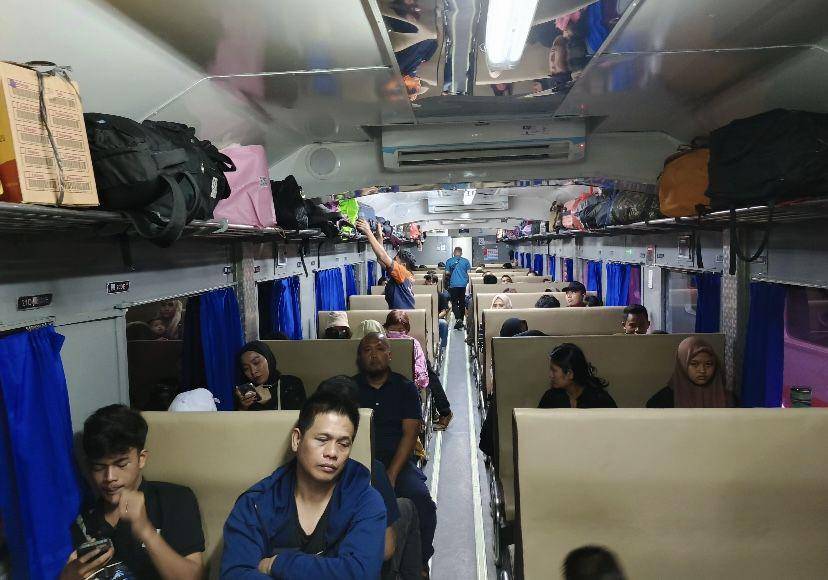 Suasana mudik Lebaran tahun 2024 di stasiun kereta api (Dok. Humas PT. KAI Divre I Sumut)