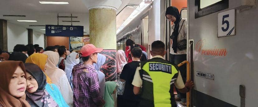 Suasana mudik Lebaran tahun 2024 di stasiun kereta api (Dok. Humas PT. KAI Divre I Sumut)