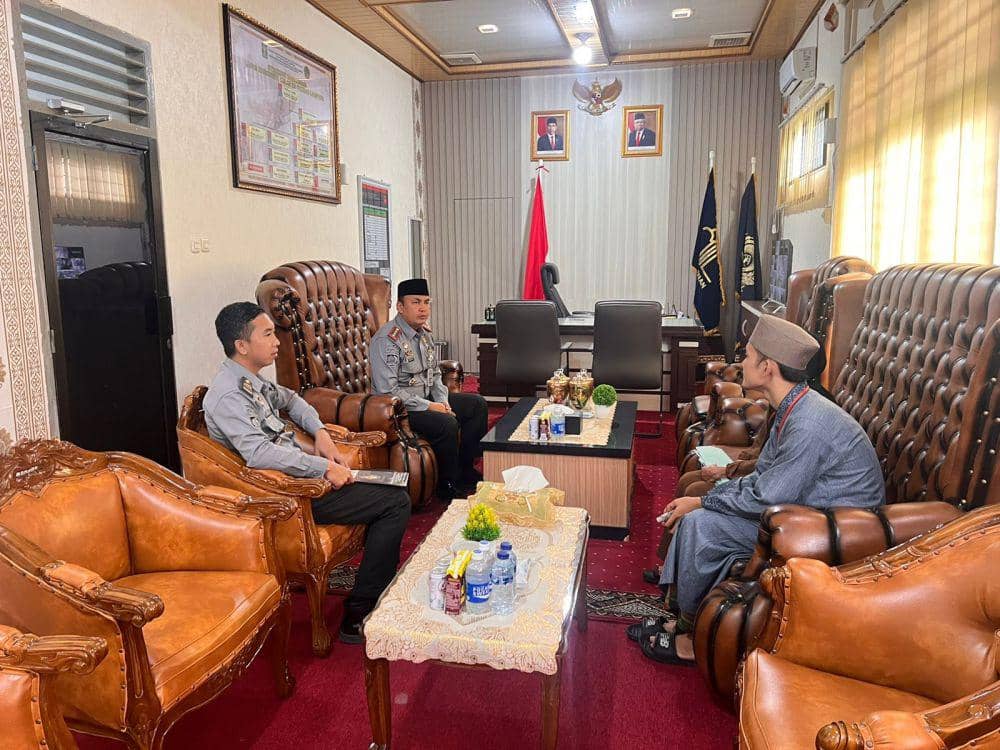Mantan Lapas Narkotika Kelas IIA Bandar Lampung, Putra Maulana menerima hadiah paket umroh. (DOK. Lapas Narkotika Bandar Lampung).
