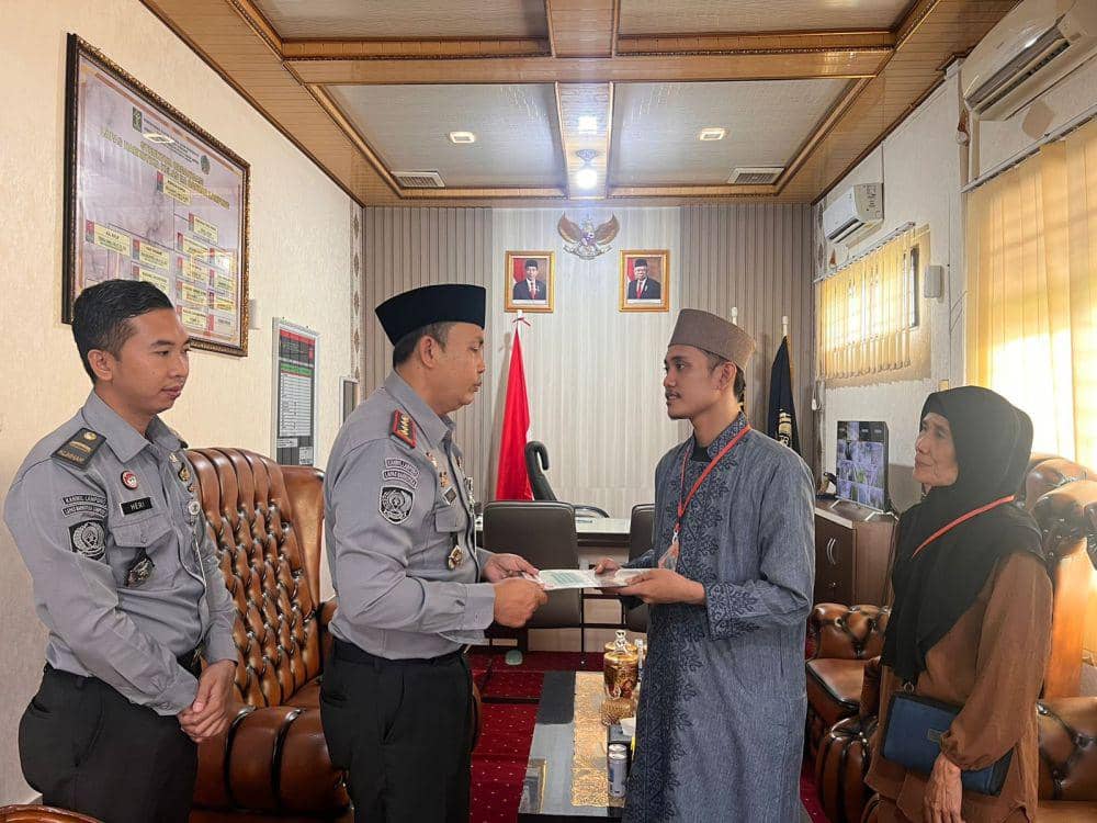 Mantan Lapas Narkotika Kelas IIA Bandar Lampung, Putra Maulana menerima hadiah paket umroh. (DOK. Lapas Narkotika Bandar Lampung).