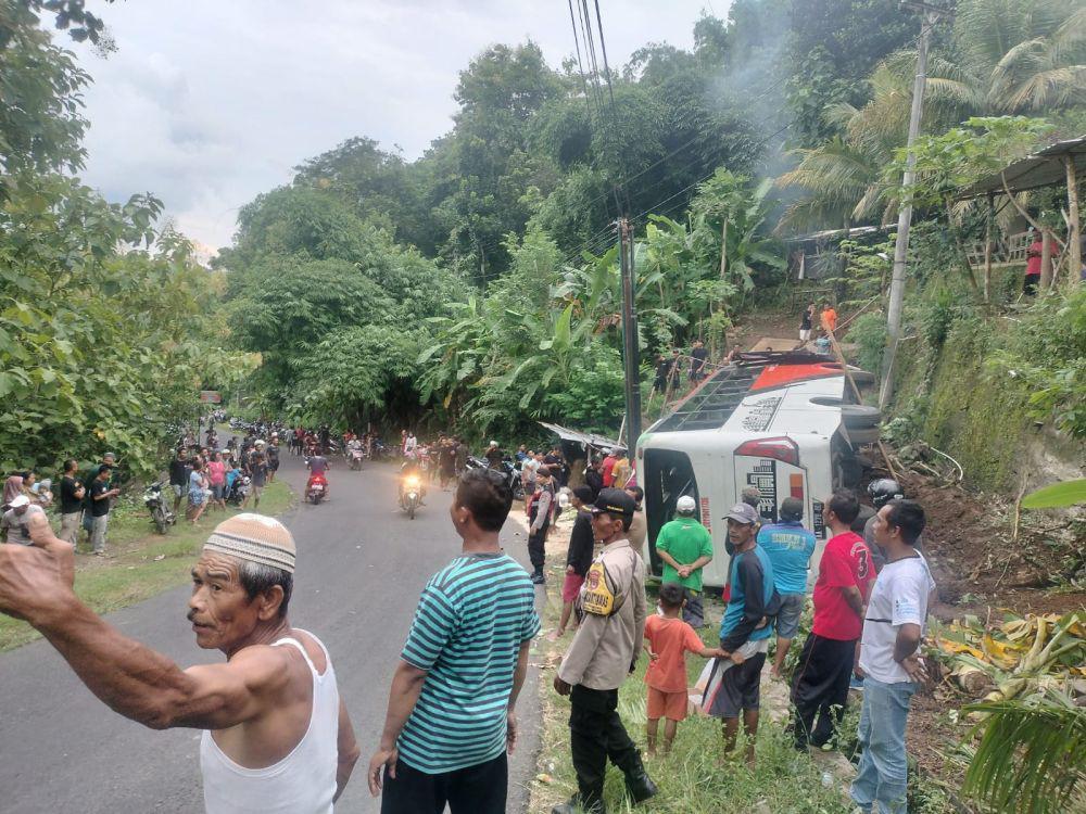 Pulang Berwisata dari Pantai Baron, Bus Terguling di Jalan Imogiri