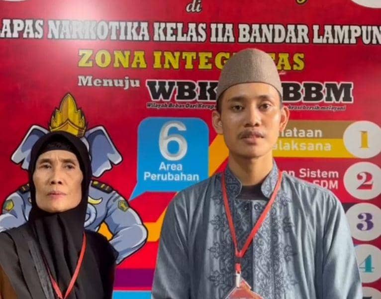 Mantan Lapas Narkotika Kelas IIA Bandar Lampung, Putra Maulana menerima hadiah paket umroh. (DOK. Lapas Narkotika Bandar Lampung).