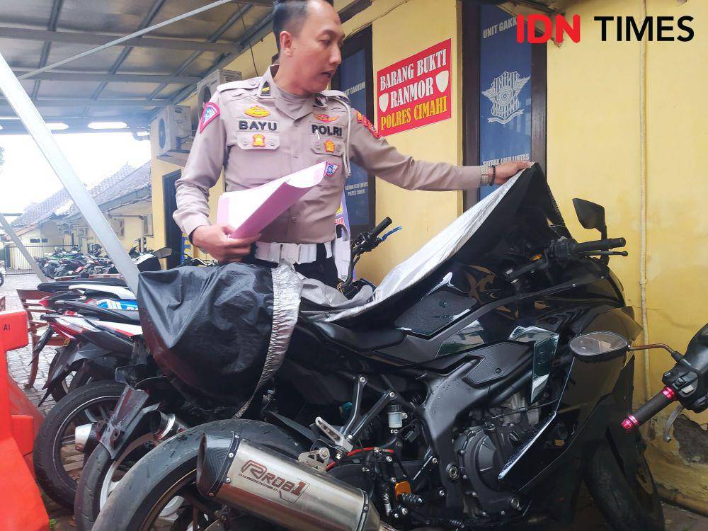 Kanit Gakkum Satlantas Polres Cimahi Ipda Bayu Subakti Menunjukan Sepeda Motor yang Dibawa Pelaku Tabrak Lari. (Bangkit Rizki/IDN Times)