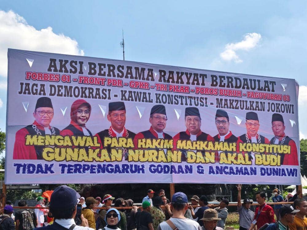 7 Potret Demo Massa 01-03 di Patung Kuda Jelang Putusan PHPU Pilpres