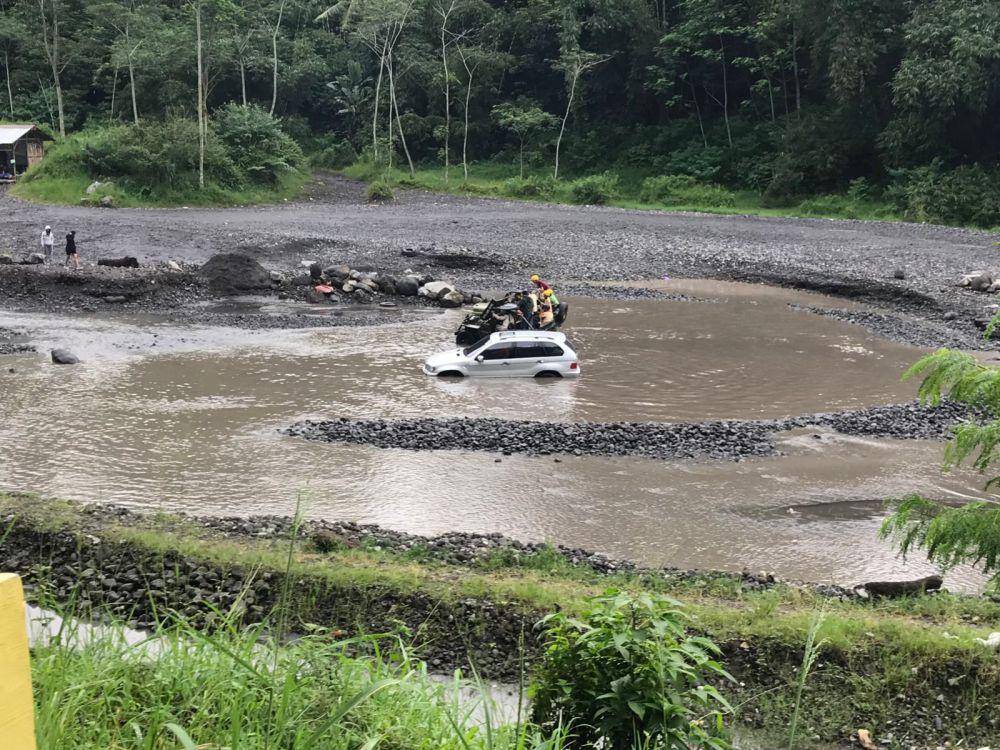 Mobil milik wisatawan terjebak di Kali Kuning (dok. Istimewa)