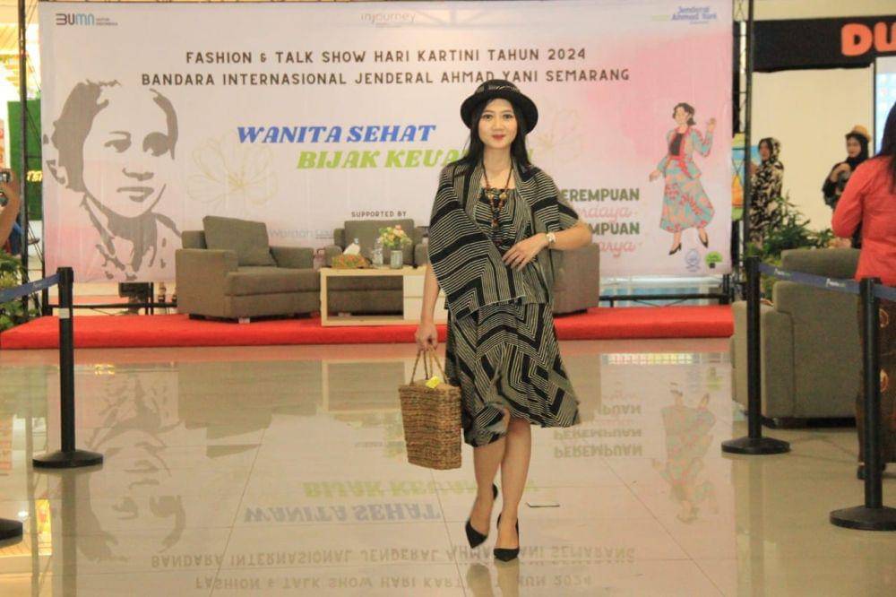 Salah satu pegawai Bandara Ahmad Yani Semarang memadupadankan gay busana batik modern rancangan Bayu Ramli. (IDN Times/Dok Humas Bandara Ahmad Yani Semarang)