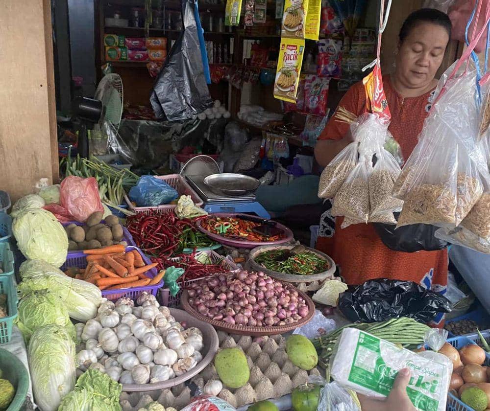 Pedagang sayuran dan bahan pokok di Banjarmasin.