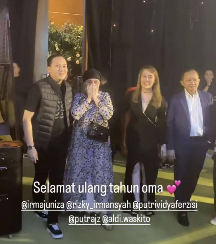 potret ulang tahun ke-59 ibu Rizky Irmansyah (Instagram.com/ratusyifawaskito)