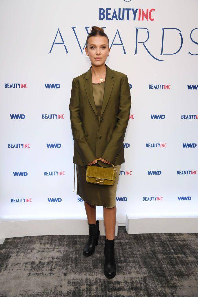 Gaya chic ala Millie Bobby Brown (Elle.com)
