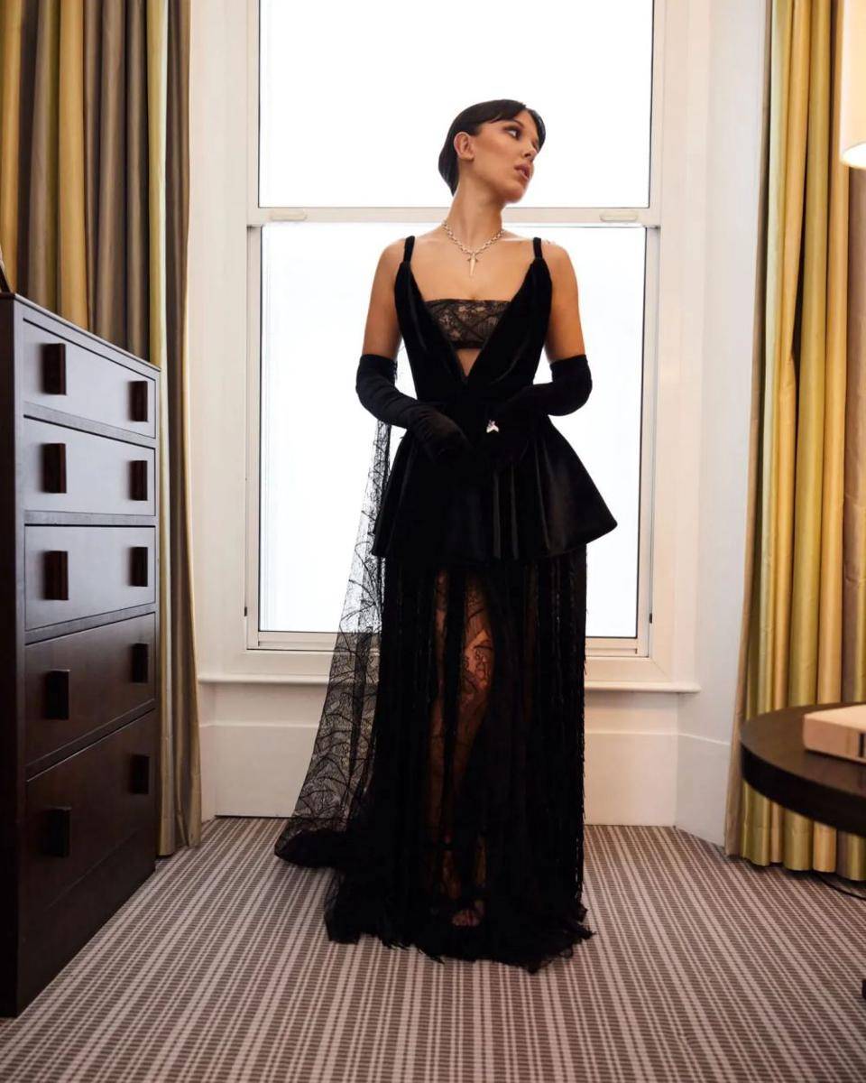 Gaya chic ala Millie Bobby Brown (Instagram.com/milliebobbybrown)