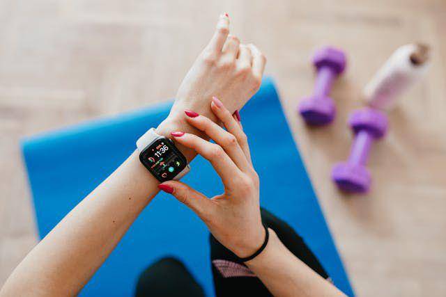 ilustrasi smartwatch untuk olahraga (pexels.com/Karolina Grabowska)