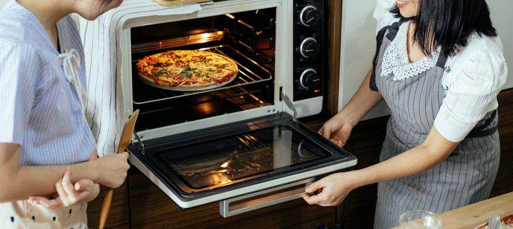 Ilustrasi membiarkan oven terbuka dan menghilangkan baunya (Pexels.com/Katerina Holmes)
