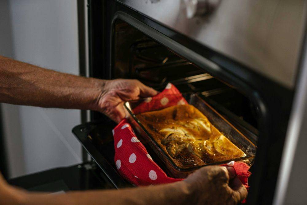 Ilustrasi oven listrik yang biasa digunakan memanggang di rumah (Pexels.com/SHVETS production)