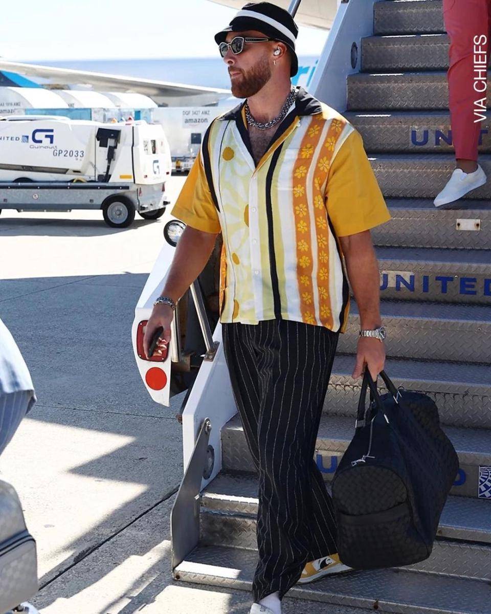 outfit smart casual ala Travis Kelce (instagram.com/killatrav)