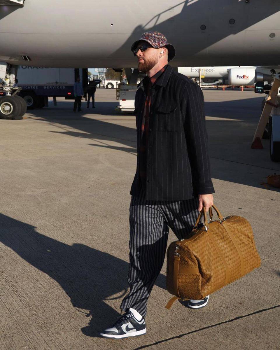 outfit smart casual ala Travis Kelce (instagram.com/killatrav)