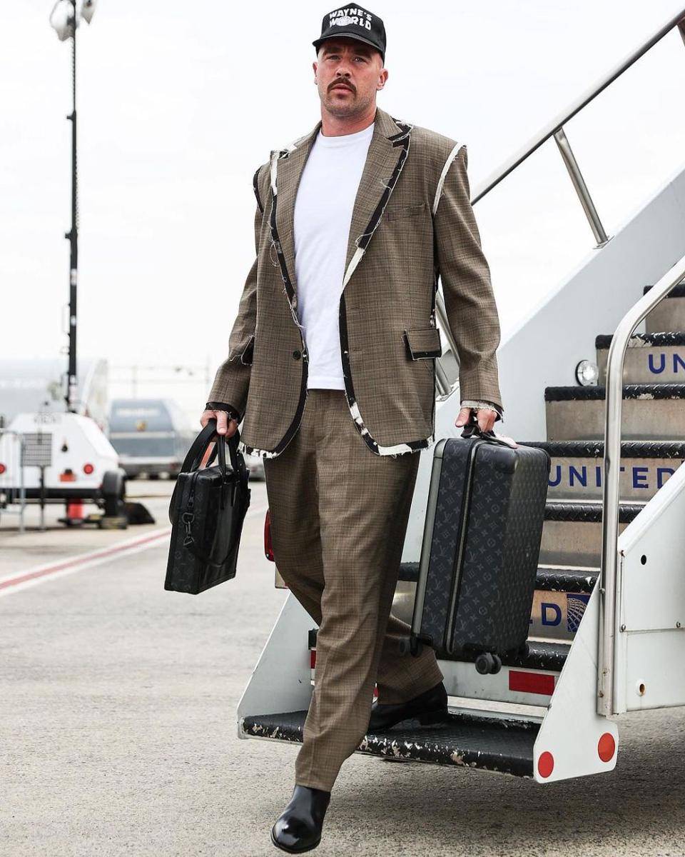 outfit smart casual ala Travis Kelce (instagram.com/killatrav)