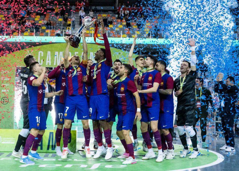 Para pemain futsal Barcelona sedang merayakan kejuaraan. (instagram.com/fcbfutsal)