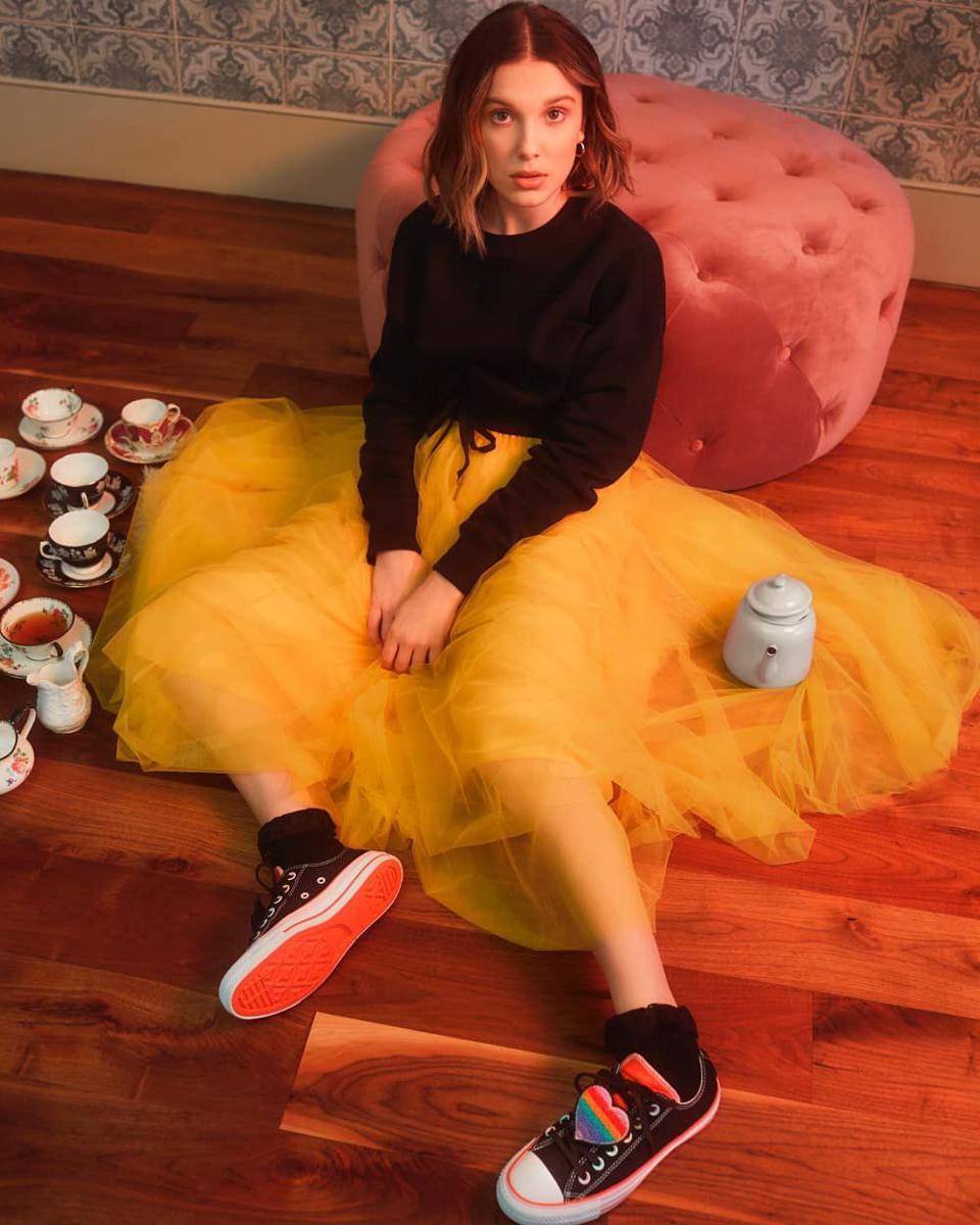 Gaya chic ala Millie Bobby Brown (Instagram.com/milliebobbybrown)