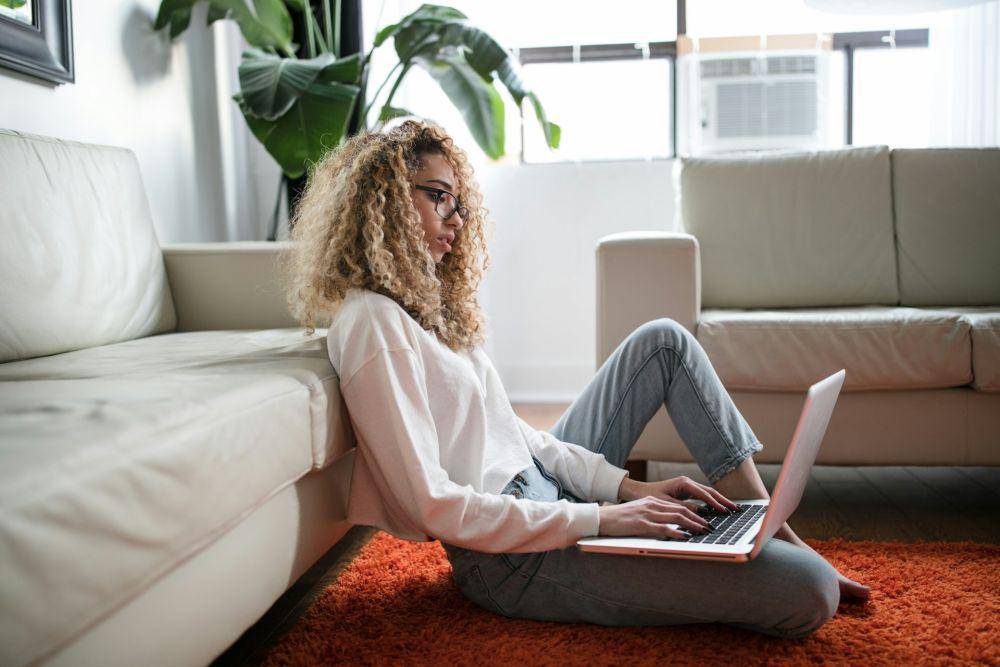 ilustrasi perempuan sedang bekerja (unsplash.com/Thought Catalog)