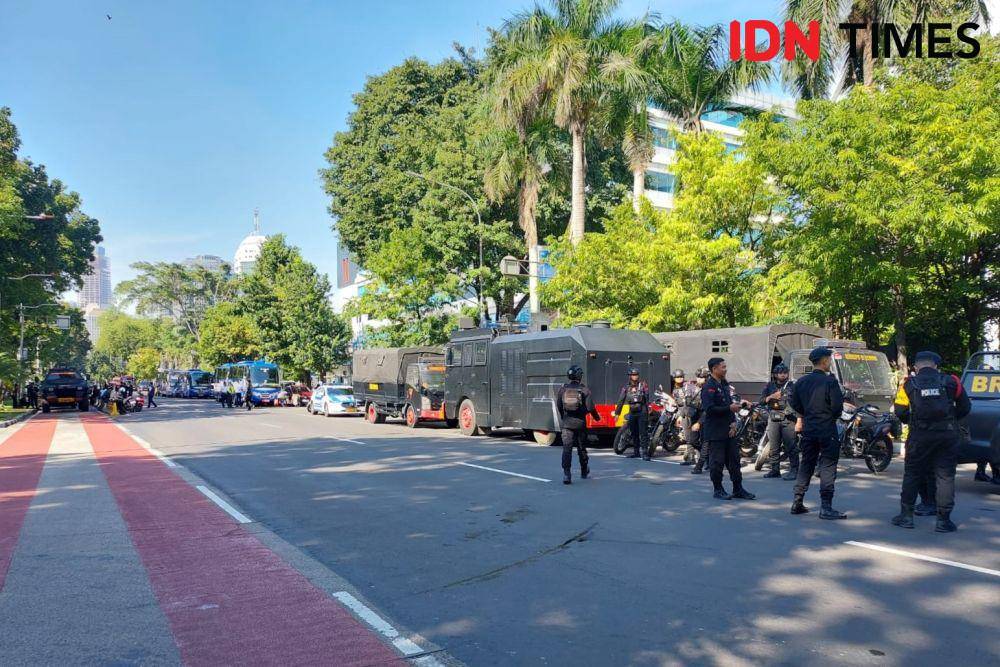 Penutupan jalan di depan Gedung Mahkamah Konstitusi (MK) mulai diberlakukan pukul 08.40, Senin, 22 April 2024. (IDN Times/Santi Dewi)