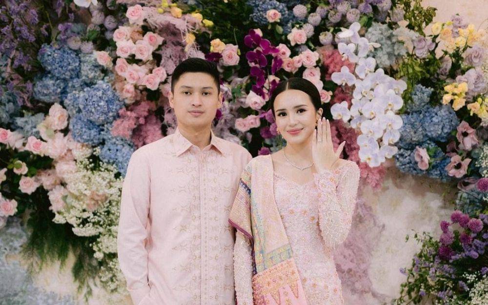 7 Dekorasi Lamaran Beby Tsabina, Penuh Warna-warni Bunga