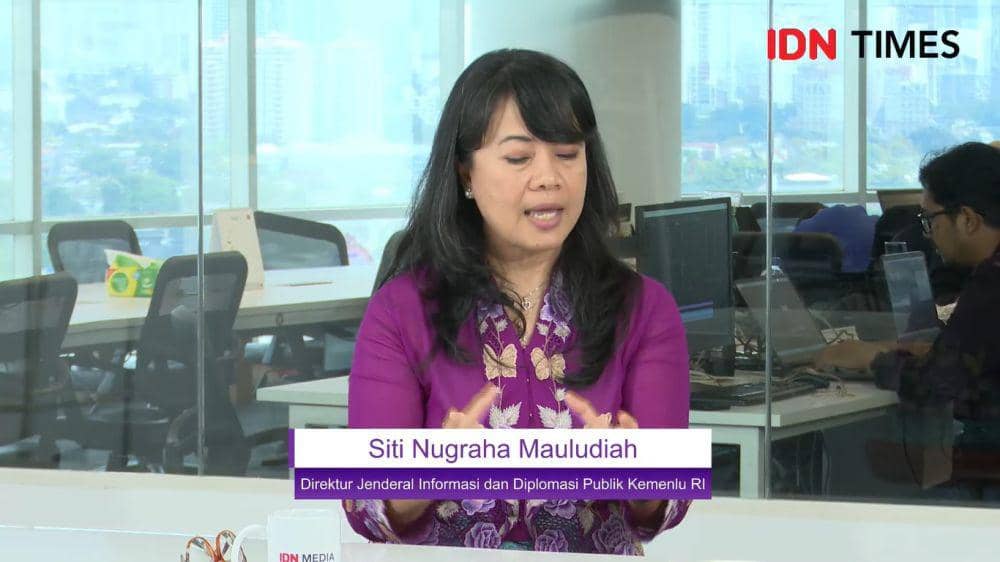 Siti Nugraha Mauludiah, Direktur Jenderal Informasi dan Diplomasi Publik Kementerian Luar Negeri RI, di program Real Talk with Uni Lubis pada Senin (22/04/2024) di Studio IDN Media HQ (youtube.com/IDN Times)