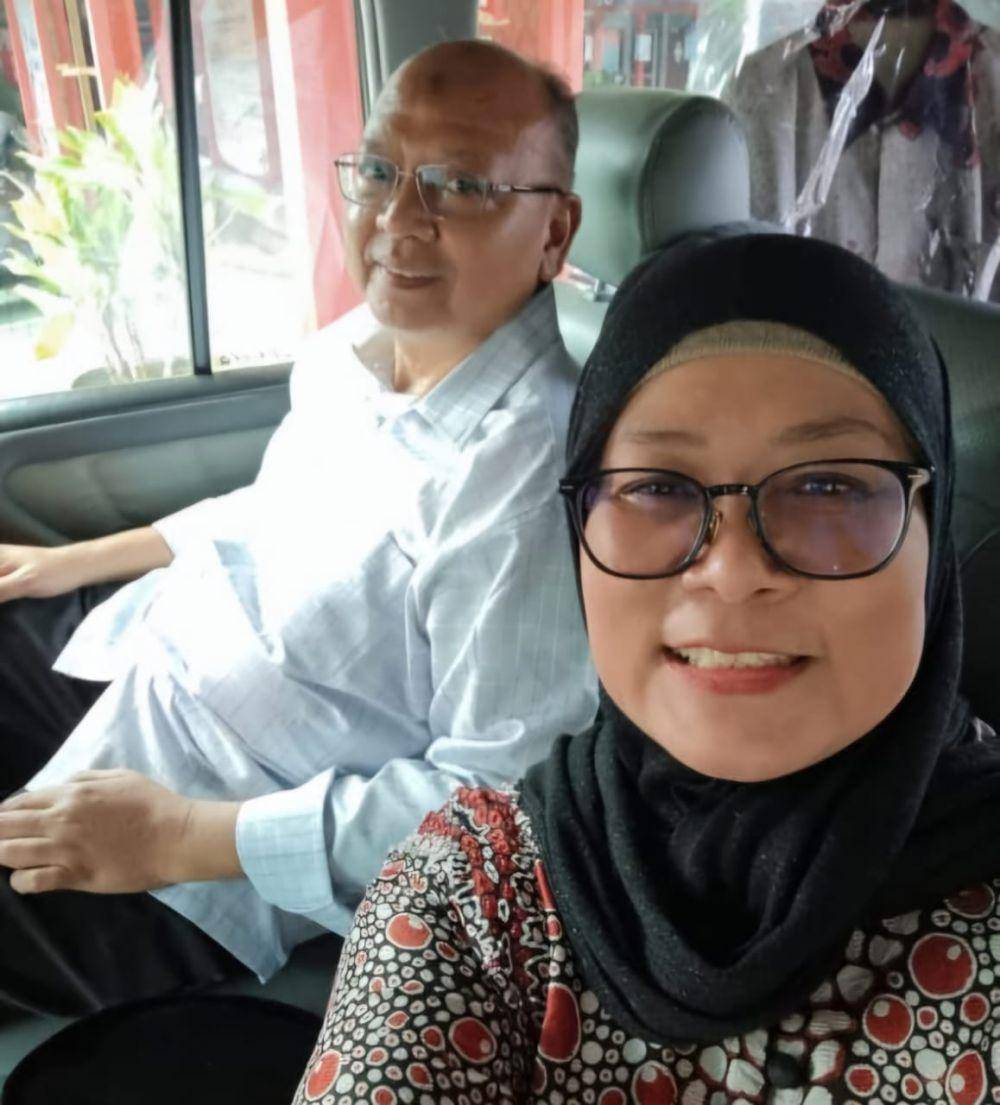 Rendra Kresna saat dijemput istrinya keluar dari Lapas Kelas 1 Surabaya. (IDN Times/Istimewa)