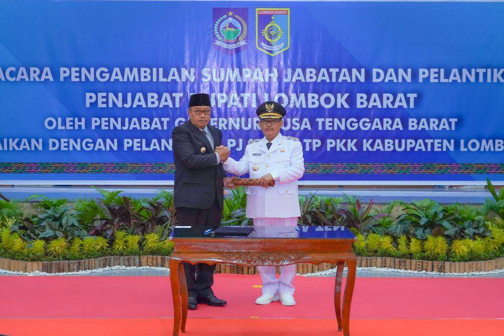 Pelantikan Pj Bupati Lombok Barat Ilham oleh Pj Gubernur NTB Lalu Gita Ariadi di Aula Kantor Bupati Lombok Barat, Selasa (23/4/2024). (dok. Istimewa)