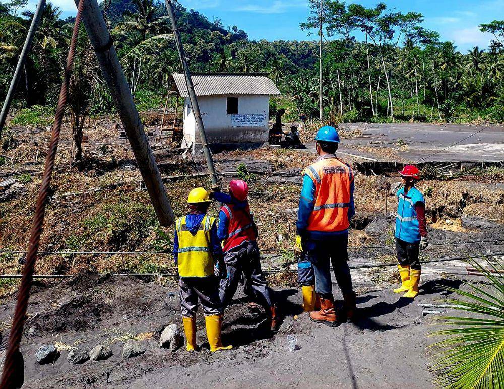 Petugas PLN saat pulihkan pasokan listrik akibat banjir lahar dingin Semeru. Dok. PLN Jatim.