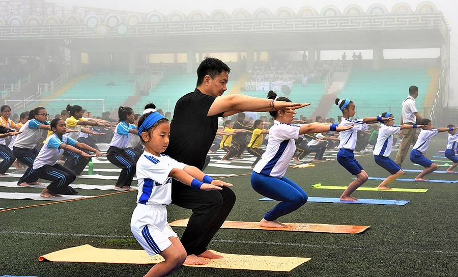 ilustrasi pose Utkatasana (commons.wikimedia.org/ Ministry of Home Affairs Government of India)