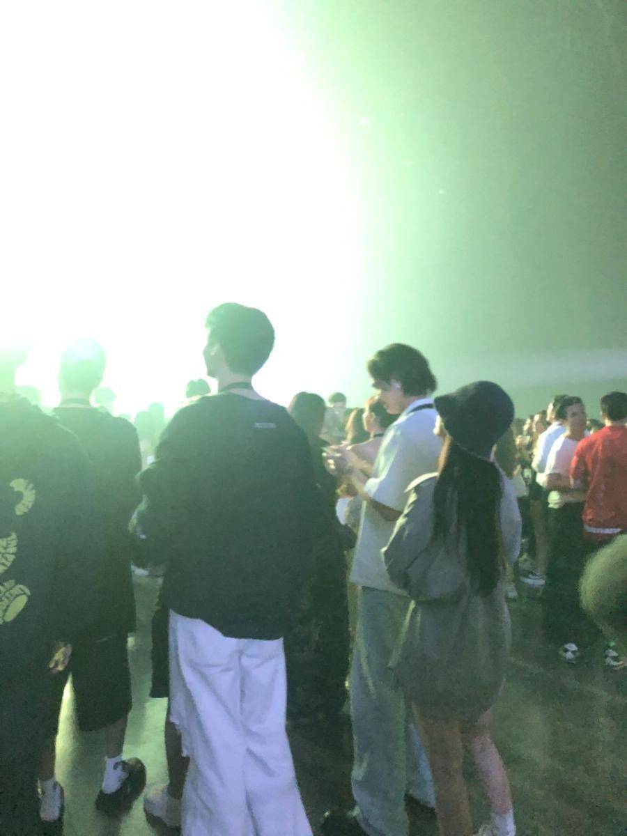Foto Bright Vachirawit, Nene dan Win saat menonton konser bareng (twitter.com/sazngwon)