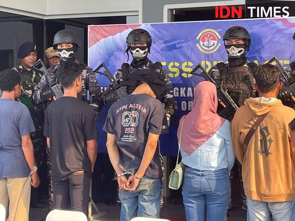 Seorang pelaku dan 4 PMI non prosedural yang diamankan Lantamal IV Batam (IDN Times/Putra Gema Pamungkas)
