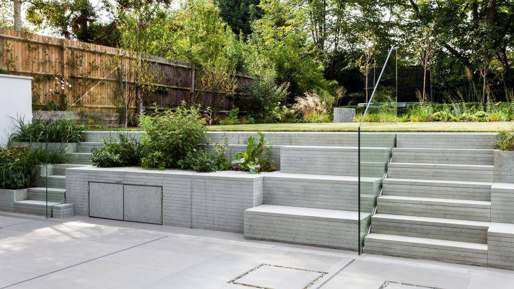 inspirasi split level patio (gardeningetc.com)