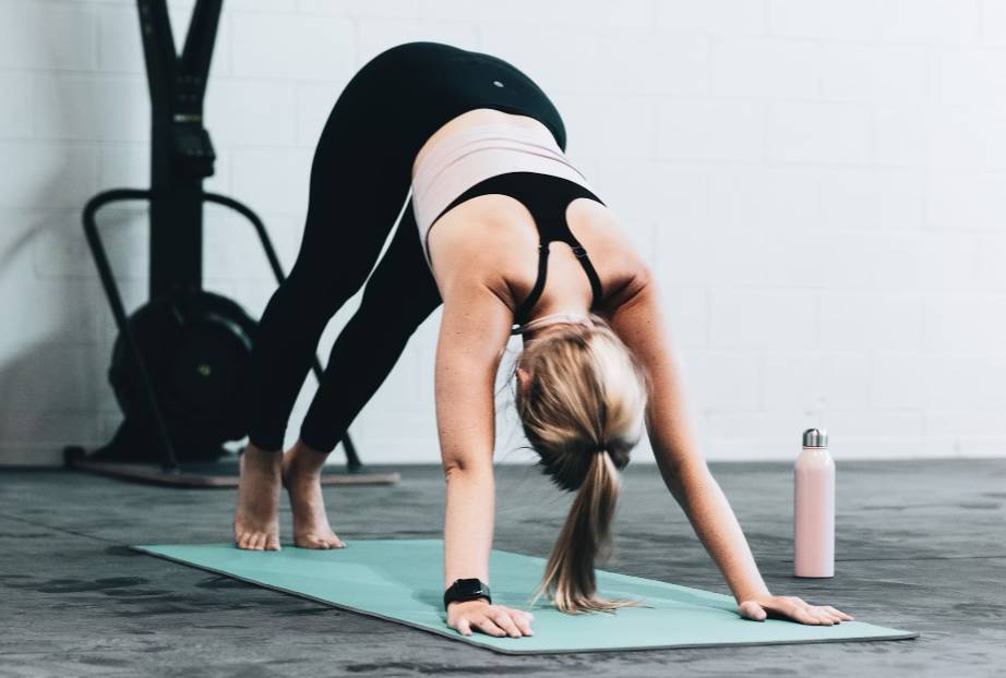 ilustrasi pose Adho Mukha Savanasana (unsplash.com/LOGAN WEAVER | @LGNWVR)
