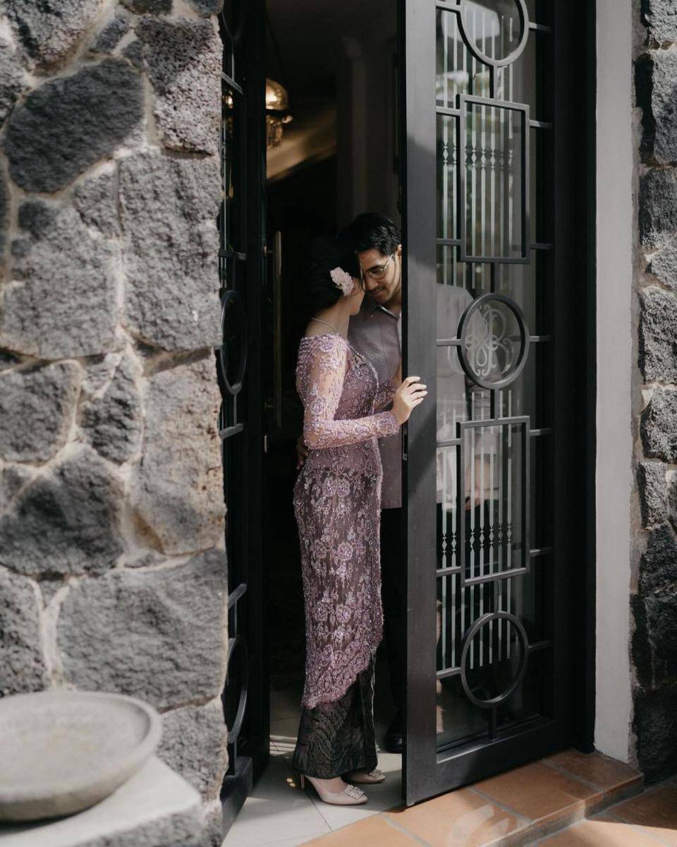 Pengantin membuka pintu (instagram.com/anggikabolsterli)