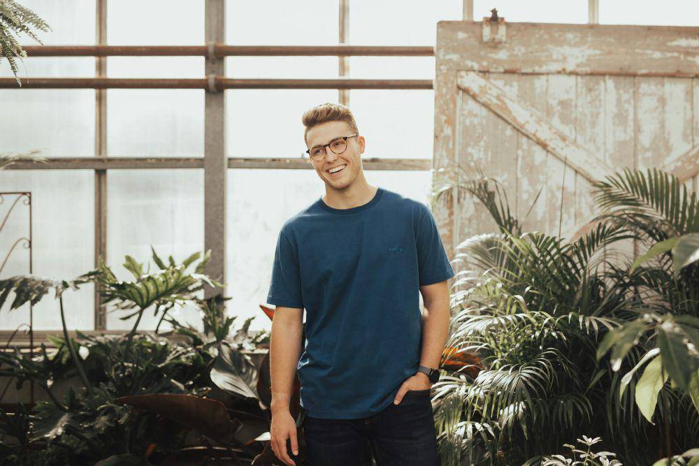 ilustrasi kaos polos (Unsplash.com/Brooke Cagle)