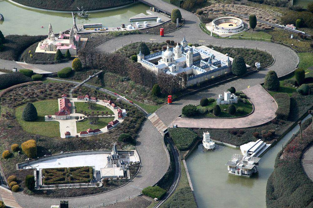 Mini-Europe dari Atomium (commons.wikimedia.org/Gerd_Eichmann)