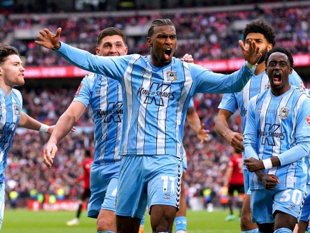 Pemain Coventry City saat merayakan gol. (instagram.com/coventrycityfcofficial)