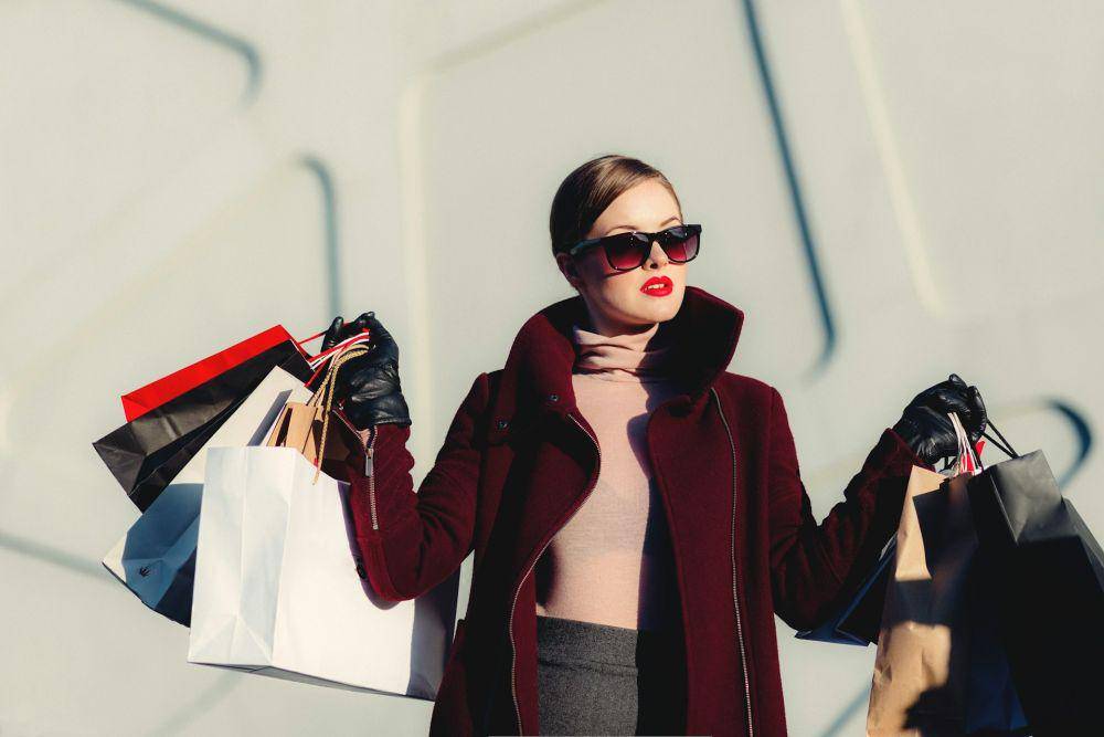 ilustrasi perempuan belanja barang mewah (unsplash.com/freestocks)