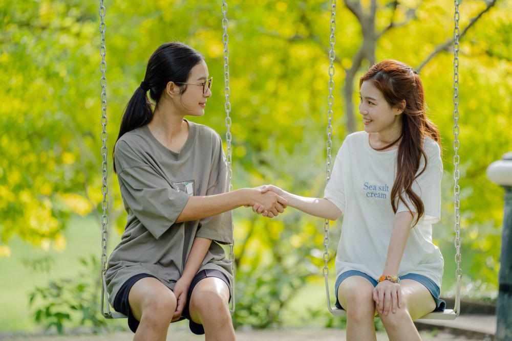 9 Bukti Karakter Sun di Serial Thailand 23.5 Punya Positive Vibes