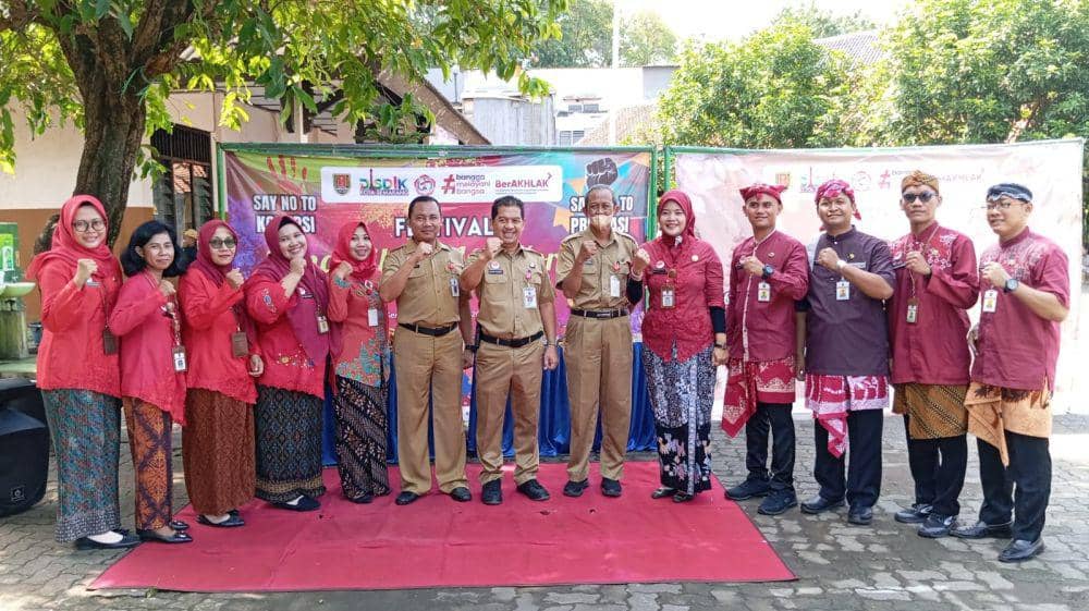 Sejumlah guru, staf dan jajaran Disdik Semarang foto bersama usai apel persiapan festival anti korupsi. (IDN Times/Dok SDN Pleburan Semarang