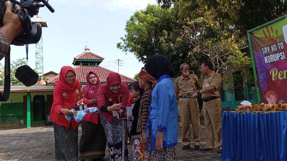 Acara penyerahan hadiah di SDN Pleburan 02 Semarang. (IDN Times/Dok SDN Pleburan 02 Semarang)