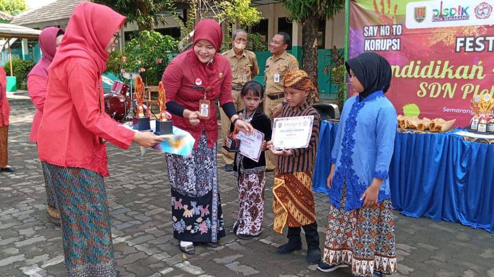 Sejumlah siswa-siswi SDN Pleburan 02 Semarang diberi hadiah saat puncak festival pendidikan anti korupsi. (IDN Times/Dok SDN Pleburan 02 Semarang)