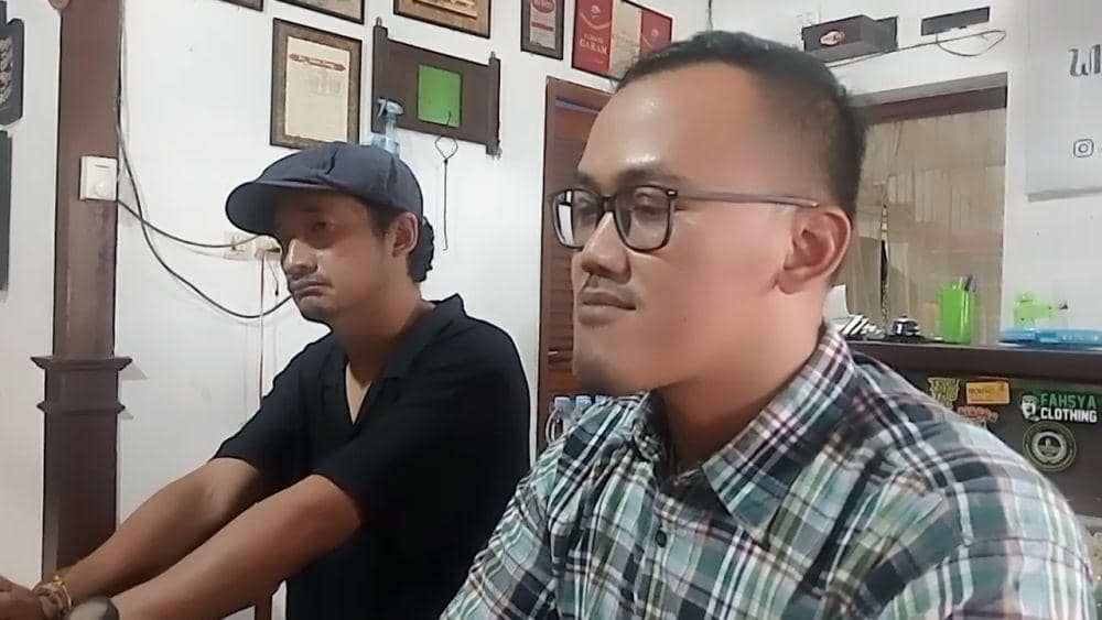 Dimas terduga penabrak anak Isa Bajaj bertemu dengan Isa Bajaj di warungnya jalan Semeru Kota Magetan. IDN Times/ Riyanto