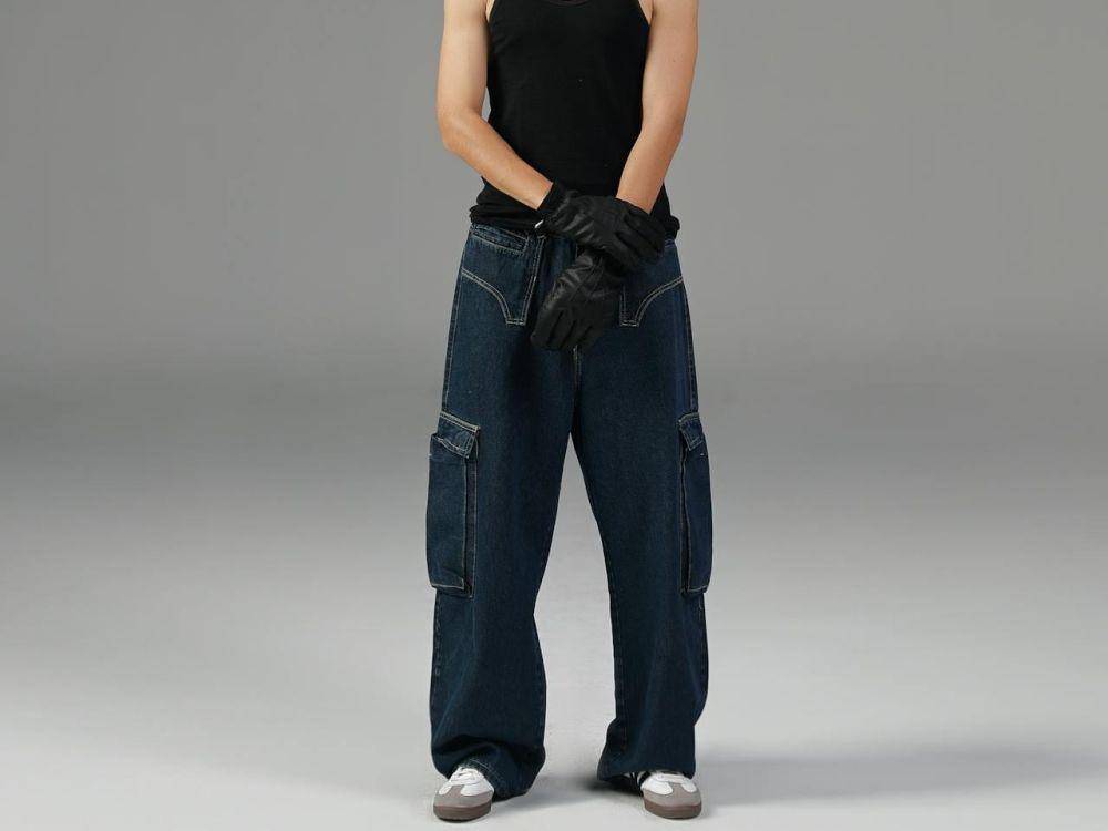 pria dengan loose jeans (Pexels.com/Rickson Bejar)