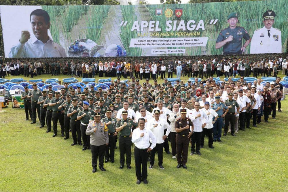 Mentan Andi Amran Sulaiman foto bersama para danrem, para danramil dan Pangdam Diponegoro Semarang Mayjen TNI Deddy Suryadi. (IDN Times/Dok Pendam IV Diponegoro Semarang)