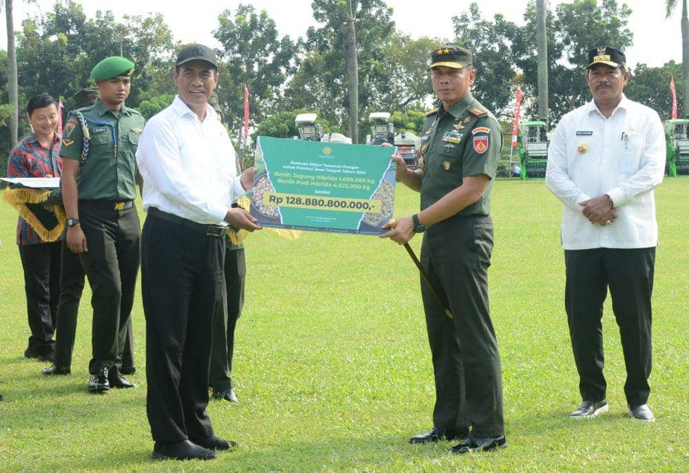 Mentan Andi Amran Sulaiman menyerahkan bantuan benih jagung dan padi secara simbolis yang diterima Pangdam Diponegoro Semarang Mayjen TNI Deddy Suryadi. (IDN Times/Dok Pendam IV Diponegoro)