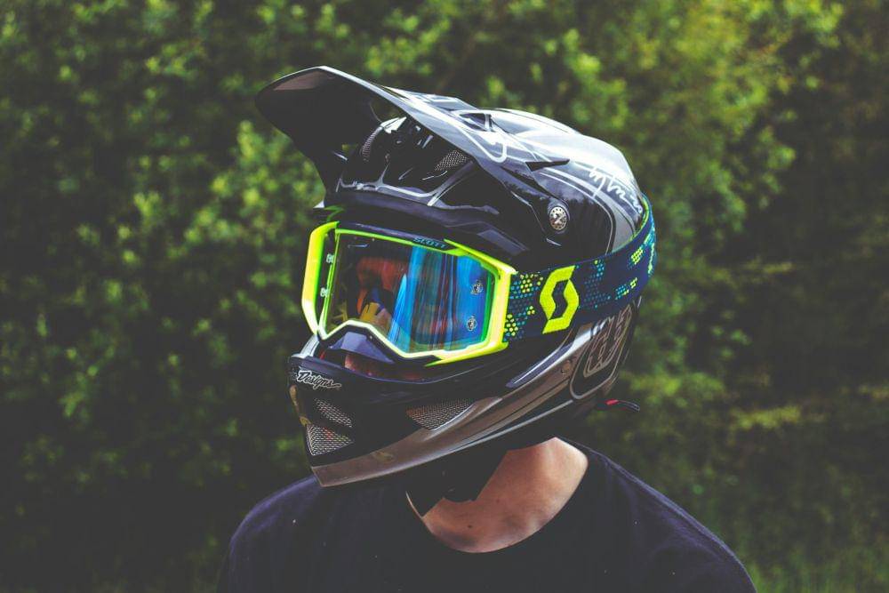 ilustrasi helm flip up dengan sistem ventilasi yang baik (Unsplash.com/Jake Colling)