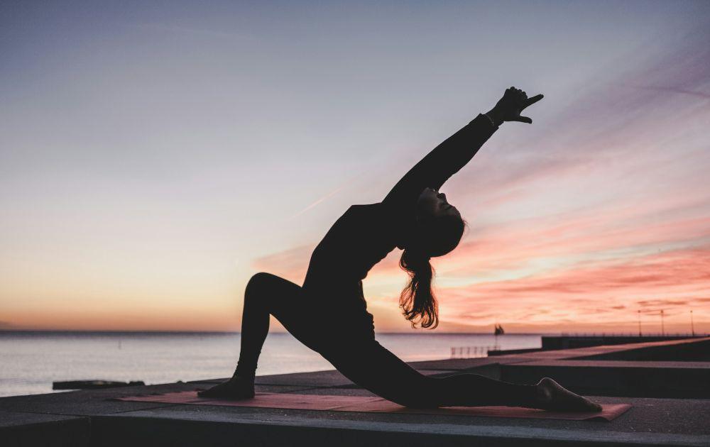 12 Pose Yoga untuk Meredakan Perut Kembung dan Begah, yuk Coba!