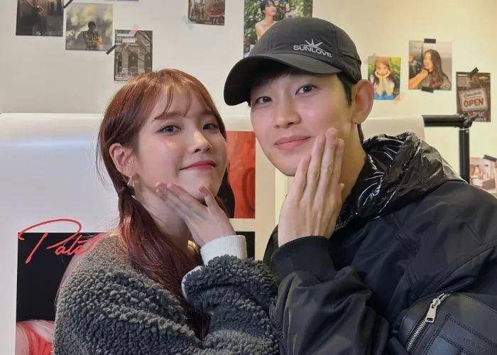 IU dan Kim Soo Hyun (instagram.com/soohyun_k216)